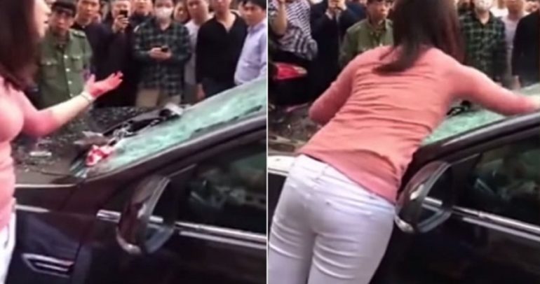 مرة أخرى.. امرأة تتهجم على سيارة والسبب ؟ (فيديو)